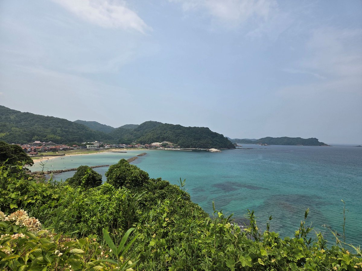 A8800454's tweet photo. 七類港から海岸沿いに西に向けて走りました。七類の集落内は道幅が狭いものの、集落を抜け切ると、出雲市側と違い改良された道路になります。
海水浴場も点在していて、ベタ踏み坂からの利便性もいい北浦海水浴場は駐車場も有料。入り口にはおじさんが待機していて、すぐに「こっちへ入れ」とばかりに手招きをするので、気軽には近寄れません。もうしばらく走ると、無料の野波海浜公園があります。どこへ行っても水がきれいで底が見えます。
＃島根半島