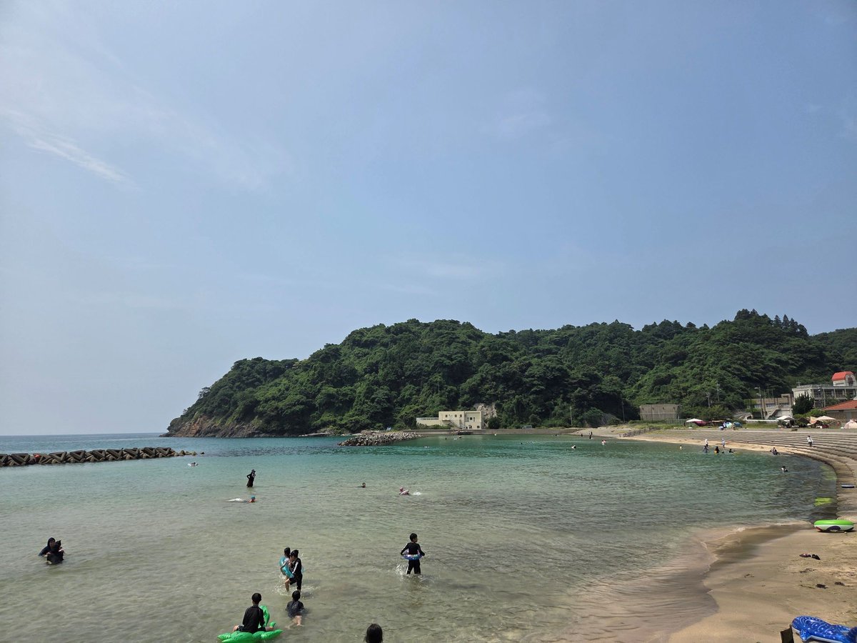 A8800454's tweet photo. 七類港から海岸沿いに西に向けて走りました。七類の集落内は道幅が狭いものの、集落を抜け切ると、出雲市側と違い改良された道路になります。
海水浴場も点在していて、ベタ踏み坂からの利便性もいい北浦海水浴場は駐車場も有料。入り口にはおじさんが待機していて、すぐに「こっちへ入れ」とばかりに手招きをするので、気軽には近寄れません。もうしばらく走ると、無料の野波海浜公園があります。どこへ行っても水がきれいで底が見えます。
＃島根半島
