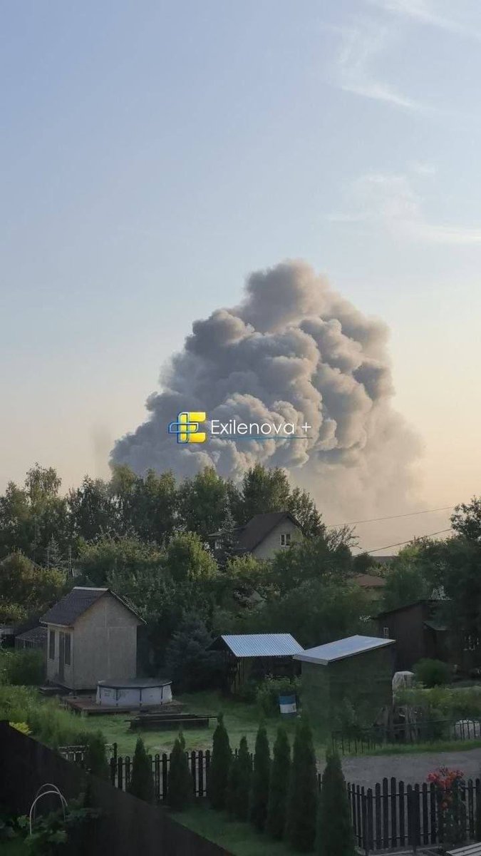 GloOouD's tweet photo. ⚡️🇺🇦Ukraine launched a mass attack on the Moscow region: a rubber technical products factory and a logistics warehouse were hit.

On the night of July 28, Ukraine carried out one of the largest drone attacks on the Moscow region.

A fire broke out at the Chekhov Regenerative Plant in Chekhov. According to Astra, the enterprise is one of the largest producers of processed rubber products in Russia, specializing in the processing of automobile tires, the production of rubber crumbs, and other rubber technical products.

Also, according to Astra, a warehouse of the independent logistics company 3PL, located near the Wildberries distribution center, caught fire in the settlement of Kolyadino.