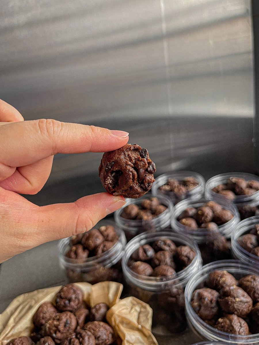 Matthew70984449's tweet photo. Just whipped up salted caramel chocolate chip cookies from scratch — warm, melty, and straight outta the oven! Baking’s such a cozy little escape ， https://t.co/upkzkjCnM2