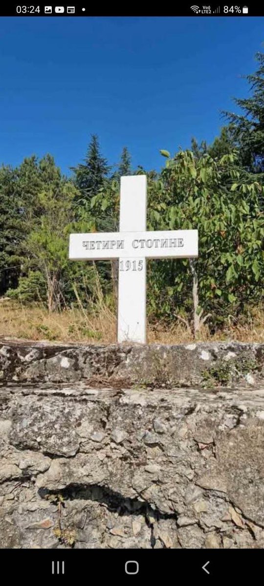 Ortodox_Serb's tweet photo. OBNOVIMO SPOMENIK ČETIRI STOTINE POKLANIH SRPSKIH DEČAKA 1915. (IZNAD BILJANINIH IZVORA KOD OHRIDA)

"Ovo je kosturnica i mesto stradanja 400 srpskih dečaka, petnaestogodišnjaka, pitomaca srednje vojne škole, koje su prilikom povlačenja ka Albaniji u zimu 1915. bugarski zlotvori presreli kod manastira sv. Naum.

Doveli su ih na ovo mesto kod Ohrida, tik iznad Biljaninih izvora, i sve ih izboli, isekli i poklali bajonetima. Njih 400 nedužnih golobradih dečaka. 

Posle završetka rata kosturnicu i spomenik obelisk je sagradio sv. Nikolaj Velimirović dok je bio ohridski arhiepiskop. 

Taj spomenik su srušili (opet) Bugari. Komunistima nije padalo na pamet da ga obnove. 

Ne pada ni današnjim srpskim vlastima. Siguran sam da žele da bi dobili dozvolu makedonskih vlasti."