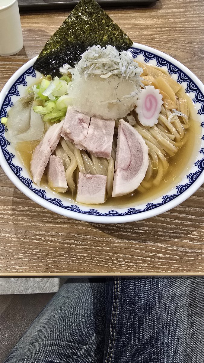 BzIke3's tweet photo. しらすおろし冷やかけだけを食べにアウトレットへ🤣
突然の豪雨～☔⚡
ヤバかった～～😱
しらすおろし冷やかけ大を頼んだけど…まさかのミス‼️‼️
茗荷が食いたかったのに乗ってなかった～🤦‍♂️
でも旨かったよ👍️
しっかり魚粉も効いてさっぱり食べれる✨

＃深谷市
#花園プレミアムアウトレット
#次念序 https://t.co/LqOyvsKpVU