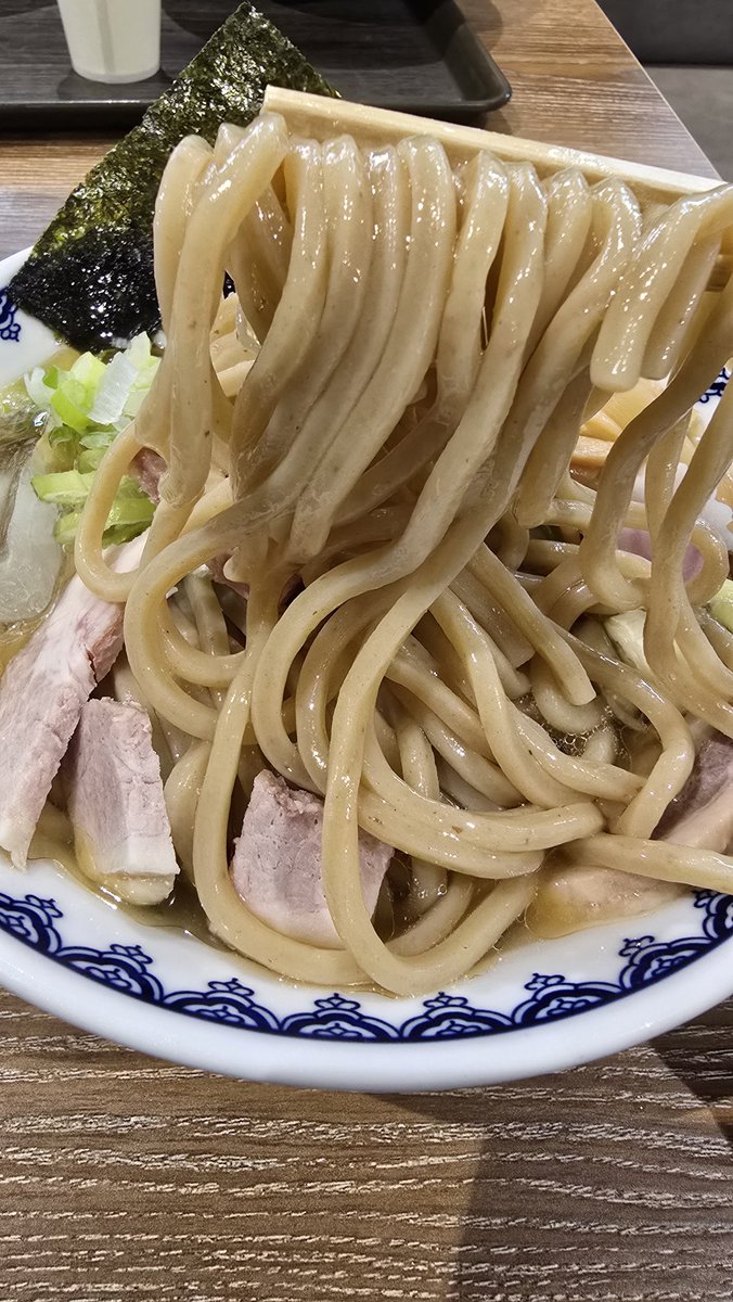 BzIke3's tweet photo. しらすおろし冷やかけだけを食べにアウトレットへ🤣
突然の豪雨～☔⚡
ヤバかった～～😱
しらすおろし冷やかけ大を頼んだけど…まさかのミス‼️‼️
茗荷が食いたかったのに乗ってなかった～🤦‍♂️
でも旨かったよ👍️
しっかり魚粉も効いてさっぱり食べれる✨

＃深谷市
#花園プレミアムアウトレット
#次念序 https://t.co/LqOyvsKpVU