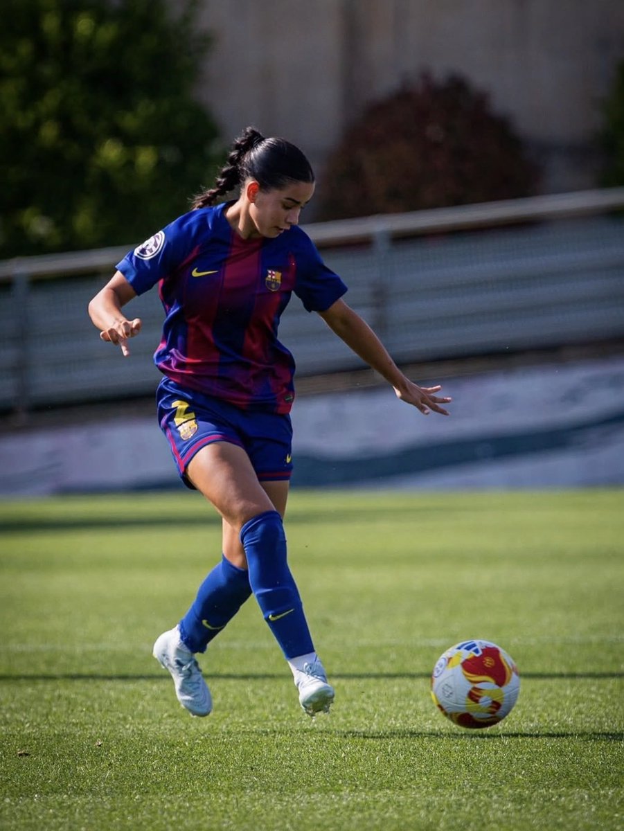 midnight492's tweet photo. Martina Gonzalez is INSANE at just 18, she plays as a defender for Barcelona🫶 https://t.co/N8GuKQFHpN