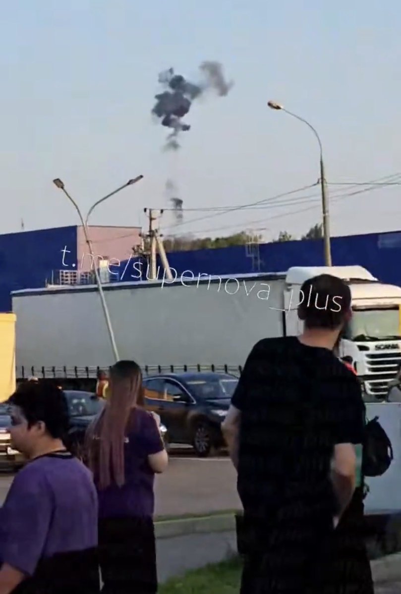 JulianRoepcke's tweet photo. Ukrainische Drohnen haben heute Morgen die Stadt Koledino im Gebiet Moskau angegriffen.

➡️Anders als bei vorherigen Angriffen war die russische Flugabwehr sehr aktiv, was dazu führte, dass einige Drohnen mittels Raketen über der Stadt abgeschossen und andere versehentlich mittels EW in Wohnhäuser geleitet wurden.

➡️Mindestens ein Logistik-Ziel wurde jedoch erfolgreich bekämpft.