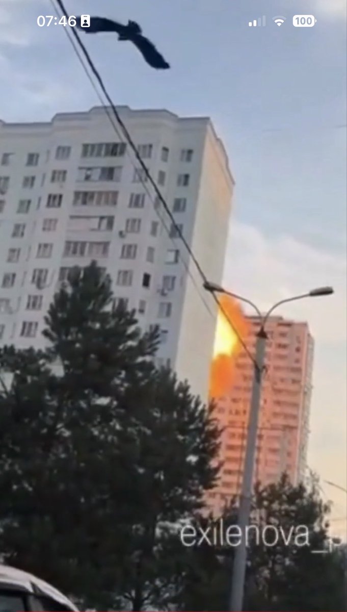 JulianRoepcke's tweet photo. Ukrainische Drohnen haben heute Morgen die Stadt Koledino im Gebiet Moskau angegriffen.

➡️Anders als bei vorherigen Angriffen war die russische Flugabwehr sehr aktiv, was dazu führte, dass einige Drohnen mittels Raketen über der Stadt abgeschossen und andere versehentlich mittels EW in Wohnhäuser geleitet wurden.

➡️Mindestens ein Logistik-Ziel wurde jedoch erfolgreich bekämpft.