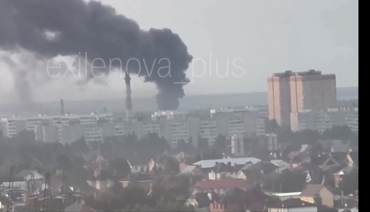 JulianRoepcke's tweet photo. Ukrainische Drohnen haben heute Morgen die Stadt Koledino im Gebiet Moskau angegriffen.

➡️Anders als bei vorherigen Angriffen war die russische Flugabwehr sehr aktiv, was dazu führte, dass einige Drohnen mittels Raketen über der Stadt abgeschossen und andere versehentlich mittels EW in Wohnhäuser geleitet wurden.

➡️Mindestens ein Logistik-Ziel wurde jedoch erfolgreich bekämpft.