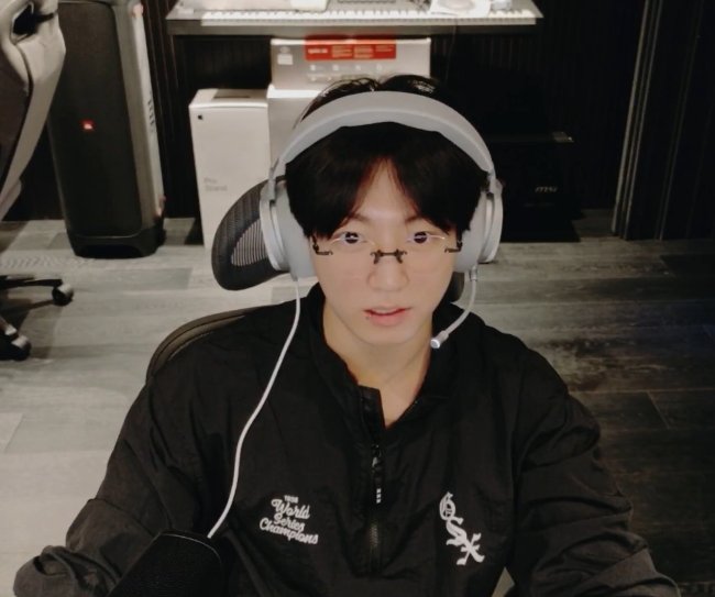 cloudcandy91's tweet photo. Boba Jungkook in Grape flavour needs to be a drink rn 🧋🍇 https://t.co/laV4KUmSmB