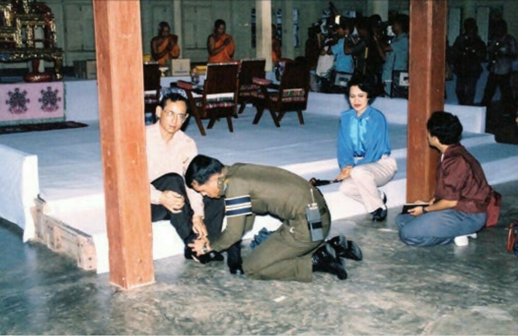 kin9stillonmind's tweet photo. "การปิดทองหลังพระ คนโดยมากไม่ค่อยชอบ เพราะนึกว่าไม่มีใครเห็น แต่ถ้าทุกคนปิดทองแต่ข้างหน้า พระจะเป็นพระที่งาม��ริบูรณ์ไม่ได้"

พระบรมราโชวาทในพระบาทสมเด็จพระเจ้าอยู่หัวภูมิพลฯ
พระราชทานปริญญาบัตรแก่นิสิตจุฬาฯ กรกฏาคม ๒๕๐๖
#ร10ผู้ปิดทองหลังพระ #ปิดทองหลังพระ
#ทรงพระเจริญ #ร10 https://t.co/VCxKxUcZ1y