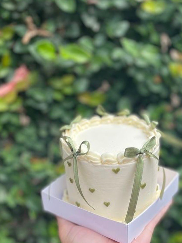 ugmami2's tweet photo. Love comes in many forms. Today, it looks like a bento cake🤭good morning lovlies🥹🤭#Bentocakes #cakelover #uganda #smallbusiness https://t.co/SDNgIAucpI