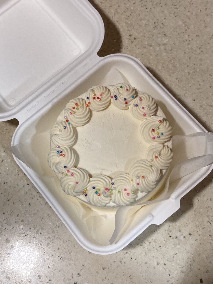 ugmami2's tweet photo. Love comes in many forms. Today, it looks like a bento cake🤭good morning lovlies🥹🤭#Bentocakes #cakelover #uganda #smallbusiness https://t.co/SDNgIAucpI