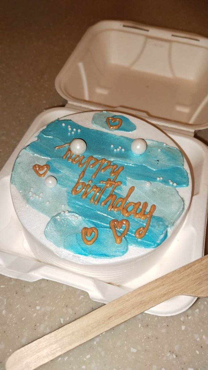 ugmami2's tweet photo. Love comes in many forms. Today, it looks like a bento cake🤭good morning lovlies🥹🤭#Bentocakes #cakelover #uganda #smallbusiness https://t.co/SDNgIAucpI
