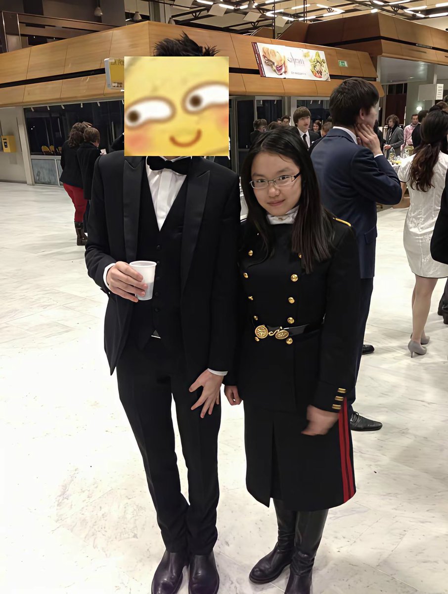 BeyondEntro's tweet photo. 大贤虎变愚不测 当年颇似寻常人

图一：2007年收到北京大学录取通知书，难掩内心喜悦的王虹。

图二：2013年在巴黎理工读研的王虹，她穿的是学校的校服。 https://t.co/kEUWbPrNDK