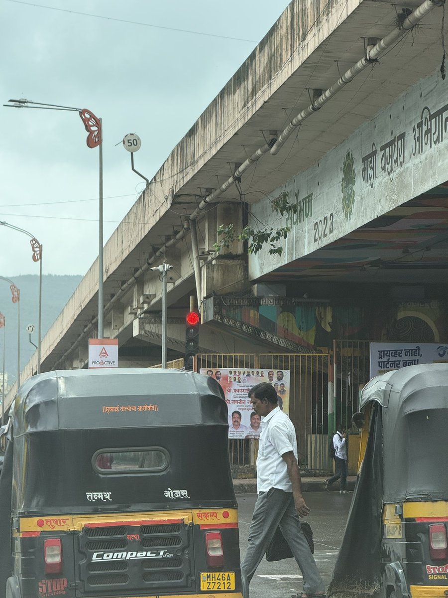 Dark_Knight84's tweet photo. Malfunctioning traffic signal on Sion-Panvel Highway, Sanpada Junction (under the flyover near Hotel Shikara / opp Sanpada Stn). The left signal isn't working, causing massive driver confusion, constant honking, and road arguments. Please fix! @Navimumpolice @MTPHereToHelp https://t.co/tMwMed3UVJ