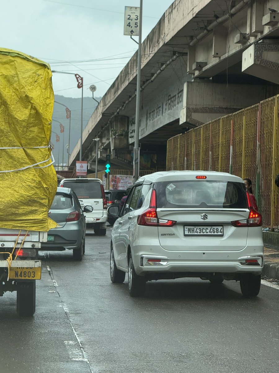 Dark_Knight84's tweet photo. Malfunctioning traffic signal on Sion-Panvel Highway, Sanpada Junction (under the flyover near Hotel Shikara / opp Sanpada Stn). The left signal isn't working, causing massive driver confusion, constant honking, and road arguments. Please fix! @Navimumpolice @MTPHereToHelp https://t.co/tMwMed3UVJ