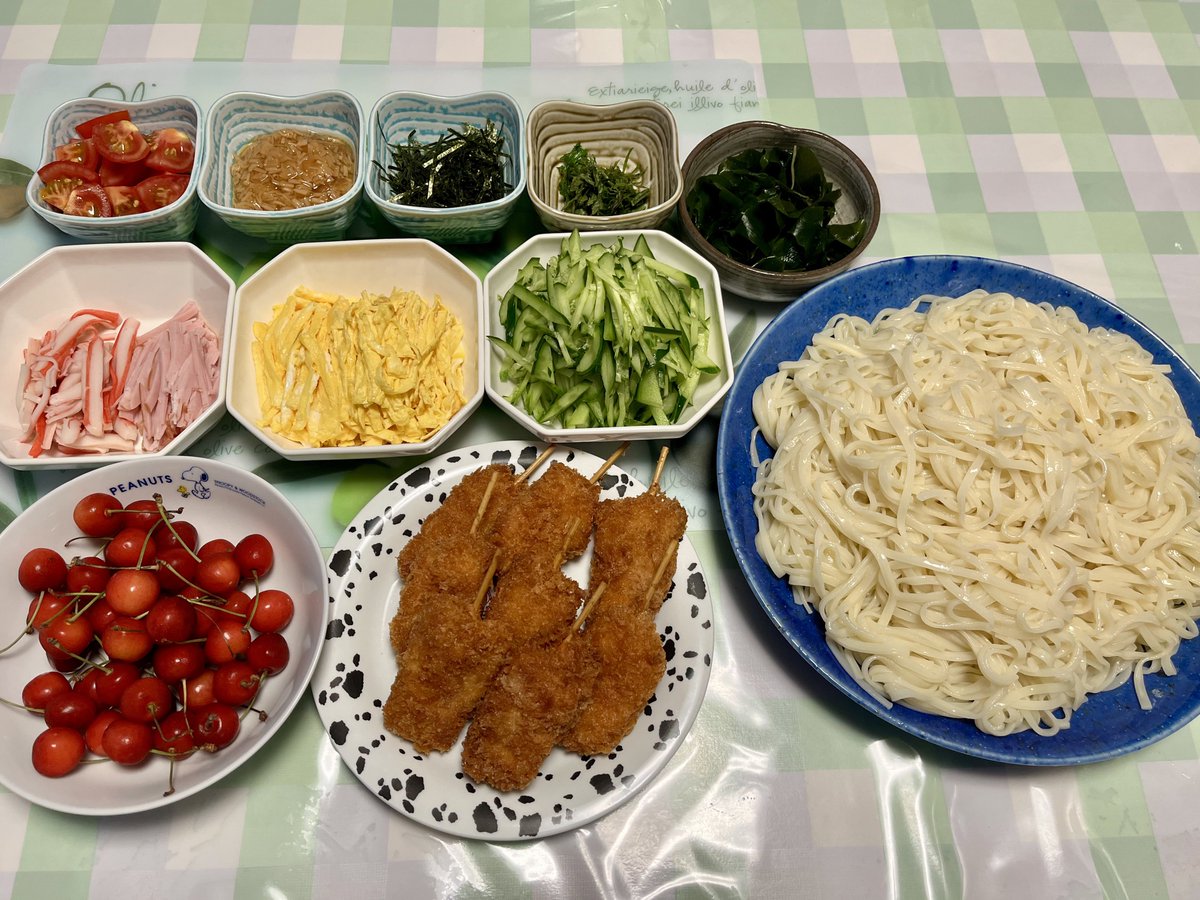 Shiii_cooking's tweet photo. #おうちご飯 

昨夜の夕飯
☆ざるうどん
※トマト、玉ねぎなめ茸、刻みのり、ワカメ、カニかま、ハム、錦糸卵、きゅうり、青紫蘇
※行者にんにく漬けタレ、ゴマだれで食す
☆豚串←買った
☆さくらんぼ

トマト、きゅうり、青紫蘇  #家庭菜園 

さっぱり美味しかった～😊 https://t.co/DxYz0UhOr9