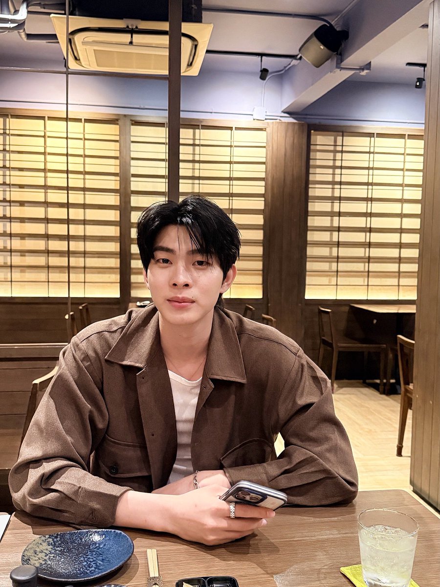 venezaa's tweet photo. แอบไปส่องประวัติ ต้น ศรัณญ์ คือเกิด 1998 อายุเท่าพี่เติ้ลเลยแก สูง 182 ซม. จบรัฐศาสตร์ ธรรมศาสตร์ โปรไฟล์แฟนเก่าเริ่ดว่ะ ใครแคสมาเนี้ย ชอบค่ะ❤️

YourTuber Worship
#บวงสรวงYourtuber https://t.co/a73TjhfHQc