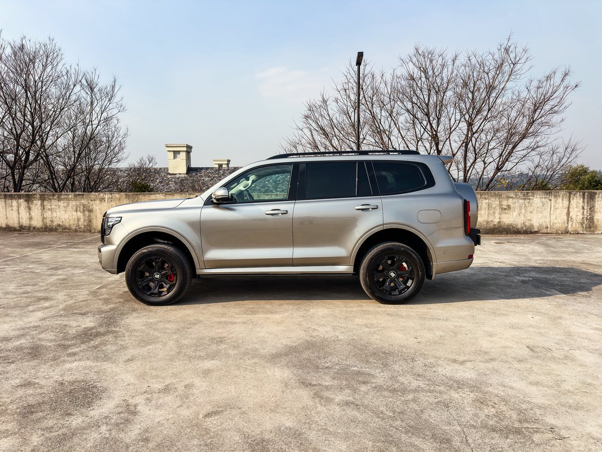 khuleonwheels's tweet photo. We are returning the keys to the GWM Tank 500 Black Edition. While this update does not change the SUV as a whole, the darker exterior treatment gives it a more modern and assertive presence. Inside, the Tank 500…
#GWMSA #KOWGarage #Tank500BlackEdition https://t.co/KEUiOIek0B