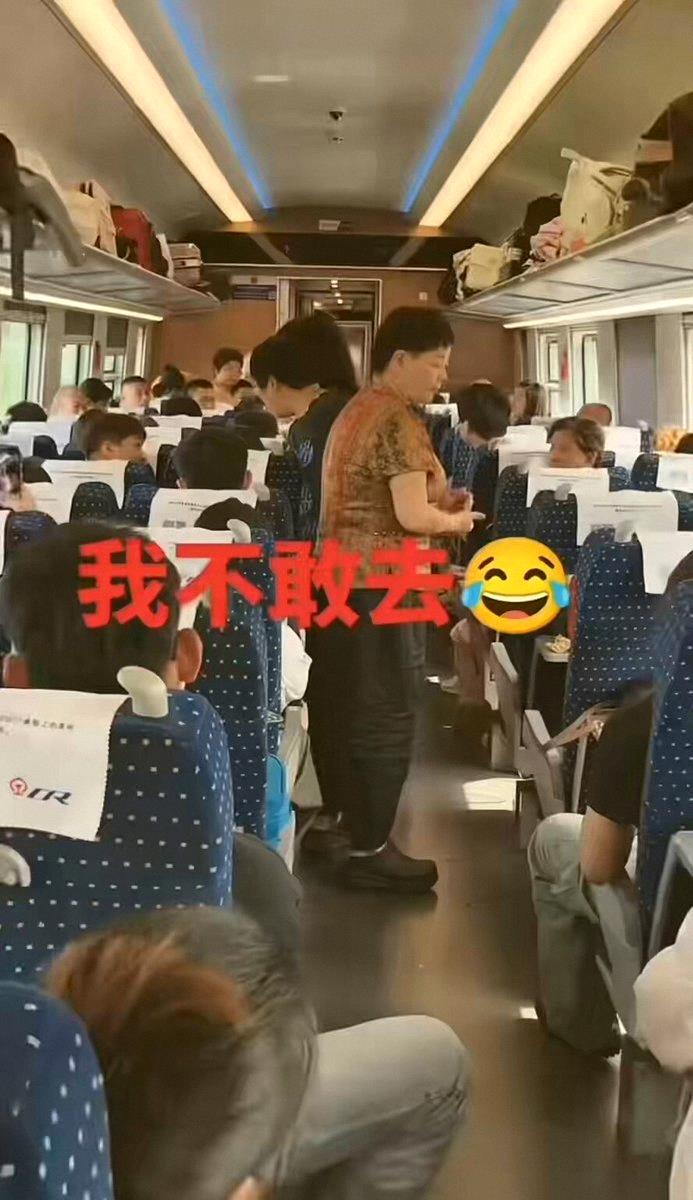 kagi_illust's tweet photo. もう笑っちゃったよ！北京行きの電車の中で、一人の男性がおばさんたちに「声小さくしてもらえます？」って言ったら、立ち上がってめっちゃ罵倒されたんだって。口がめっちゃ達者で、しかもその内容がすごかったらしい🤣 https://t.co/tXMSqQ350h
