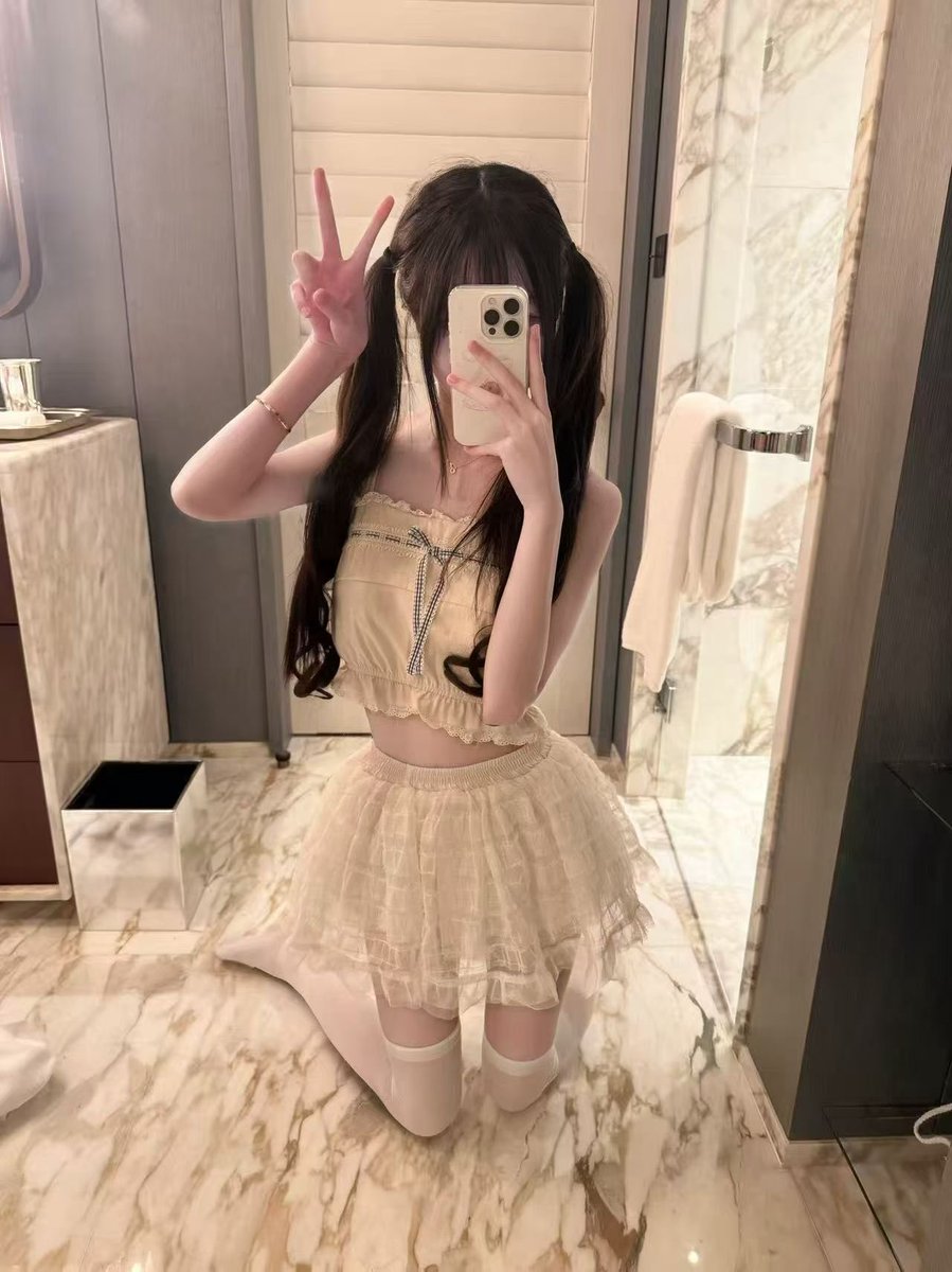 Summerjnf0's tweet photo. 要去玩了，那一套更好看呢。 https://t.co/CaaPENqn2i