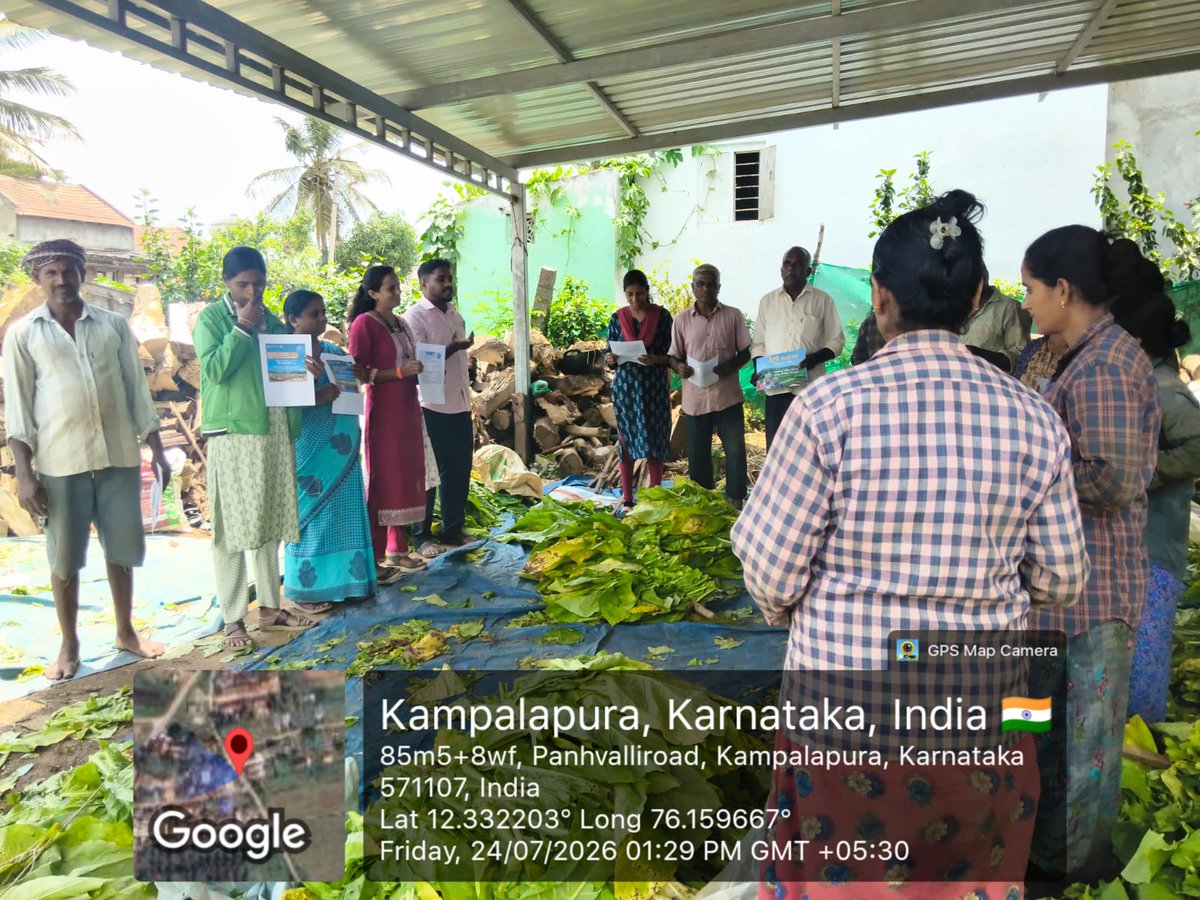 MgnregaPeriyap1's tweet photo. ಪಿರಿಯಾಪಟ್ಟಣ ತಾಲ್ಲೂಕಿನ ಕಂಪಲಾಪುರ ಗ್ರಾಮಪಂಚಾಯಿತಿಗೆ ಜಿಲ್ಲಾ ಐಇಸಿ ಸಂಯೋಜಕರೊಂದಿಗೆ ಭೇಟಿ ನೀಡಿ ವಿ ಬಿ-ಜಿ ರಾಮ್ ಜಿ ಯೋಜನೆ ಕುರಿತು ಸಾರ್ವಜನಿಕರಿಗೆ ಕರಪತ್ರಗಳನ್ನು ಹಂಚಿ ಮಾಹಿತಿ ನೀಡಲಾಯಿತು. https://t.co/Ol3hAZebBc