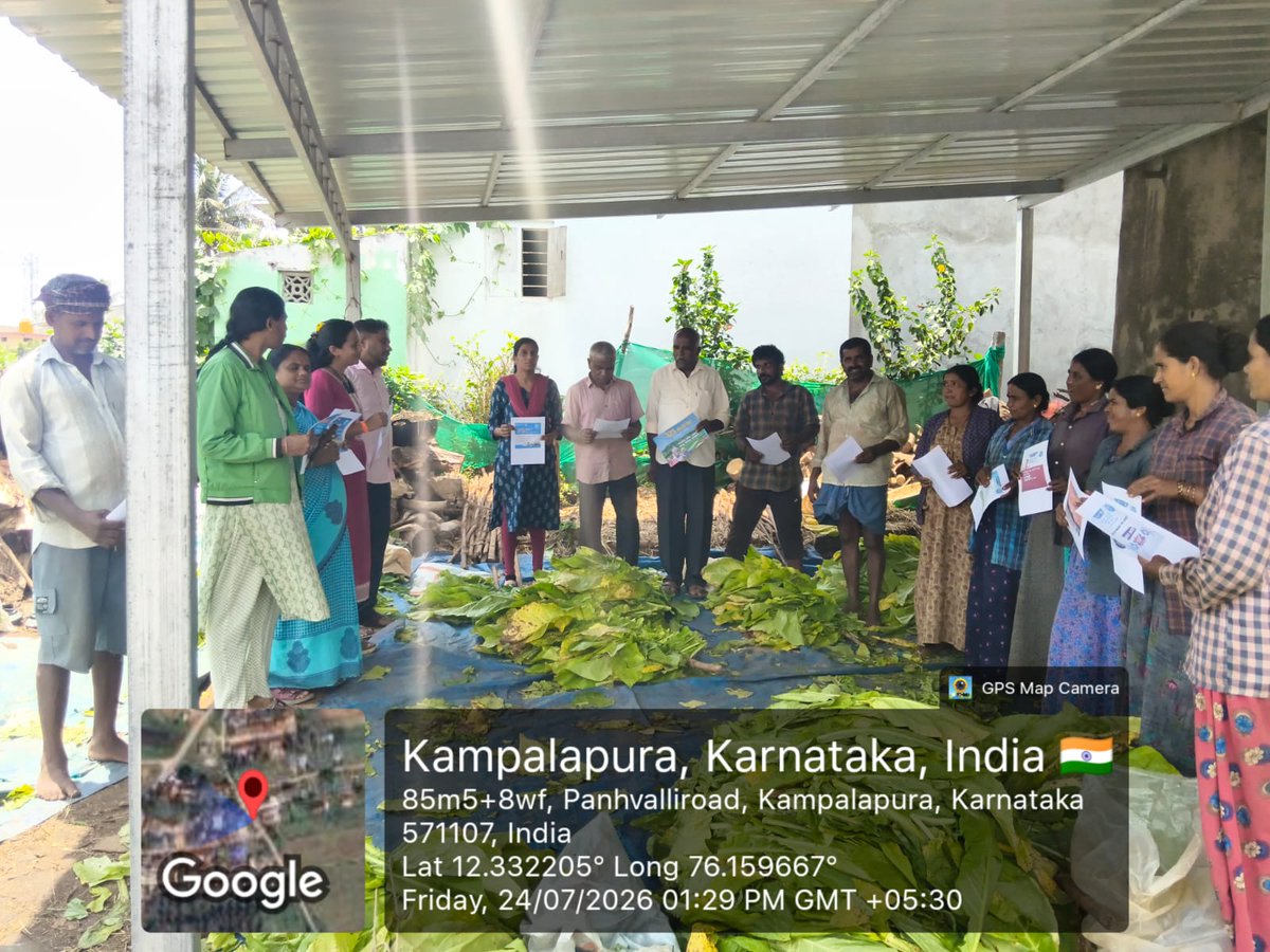 MgnregaPeriyap1's tweet photo. ಪಿರಿಯಾಪಟ್ಟಣ ತಾಲ್ಲೂಕಿನ ಕಂಪಲಾಪುರ ಗ್ರಾಮಪಂಚಾಯಿತಿಗೆ ಜಿಲ್ಲಾ ಐಇಸಿ ಸಂಯೋಜಕರೊಂದಿಗೆ ಭೇಟಿ ನೀಡಿ ವಿ ಬಿ-ಜಿ ರಾಮ್ ಜಿ ಯೋಜನೆ ಕುರಿತು ಸಾರ್ವಜನಿಕರಿಗೆ ಕರಪತ್ರಗಳನ್ನು ಹಂಚಿ ಮಾಹಿತಿ ನೀಡಲಾಯಿತು. https://t.co/Ol3hAZebBc
