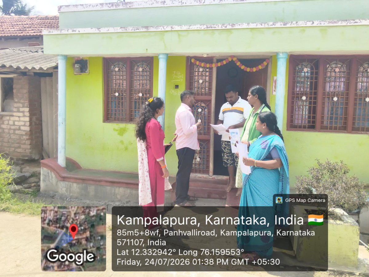 MgnregaPeriyap1's tweet photo. ಪಿರಿಯಾಪಟ್ಟಣ ತಾಲ್ಲೂಕಿನ ಕಂಪಲಾಪುರ ಗ್ರಾಮಪಂಚಾಯಿತಿಗೆ ಜಿಲ್ಲಾ ಐಇಸಿ ಸಂಯೋಜಕರೊಂದಿಗೆ ಭೇಟಿ ನೀಡಿ ವಿ ಬಿ-ಜಿ ರಾಮ್ ಜಿ ಯೋಜನೆ ಕುರಿತು ಸಾರ್ವಜನಿಕರಿಗೆ ಕರಪತ್ರಗಳನ್ನು ಹಂಚಿ ಮಾಹಿತಿ ನೀಡಲಾಯಿತು. https://t.co/Ol3hAZebBc
