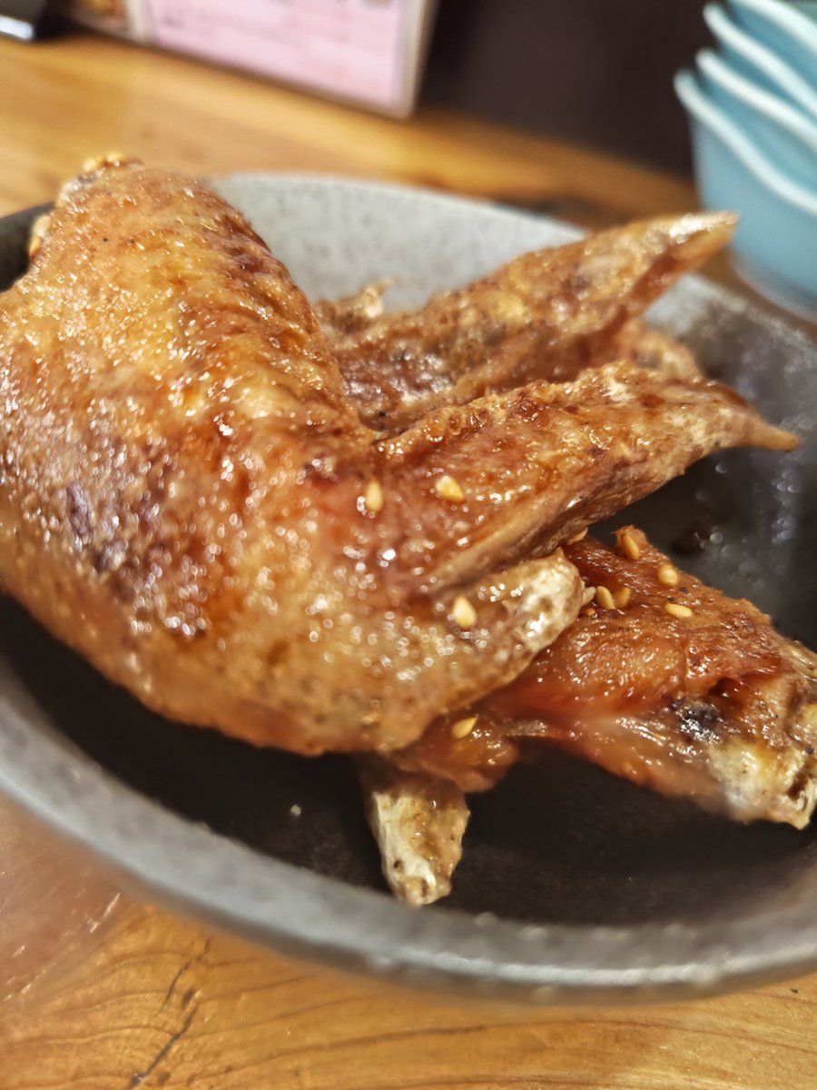 ebira22's tweet photo. 手羽先おかわり‼️🤭
かなり甘めだけど旨い‼️
ちょっと山椒が効いてて止まらぬ🤭
真似する〜👍焼きで。
そろそろ飲んだくれランチ終了〜🤭 https://t.co/AP7WiNCQXF