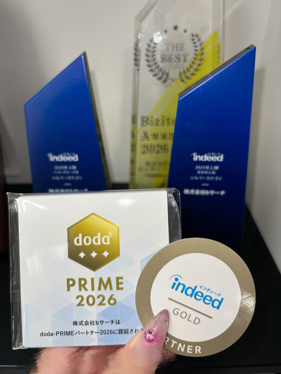bsearch_co_jp's tweet photo. 【🦝お知らせ📢】
Indeed パートナーライブでGOLDを受賞しました！

#bサーチはこのたび、Indeed Japan株式会社主催の「#Indeedパートナーライブ」にて、2026年上期GOLD昇格パートナーを受賞いたしました🏆

売上と成長性の両面で、特に優れた成果を上げたIndeed認定パートナーに贈られる非常に名誉ある本賞。
日頃より弊社を信頼し採用活動を共にしてくださる企業様のご支援の賜物です。
社員一同、心より感謝申し上げます🙇‍♀️

さらに、パートナーライブでの受賞に先立ち、弊社はIndeed社より限定の「サッカー観戦イベント」へ特別にご招待をいただきました⚽
熱気あふれるスタジアムで素晴らしい試合を観戦させていただきました✨

こうした特別なイベントに直接ご招待いただける関係性は、bサーチとIndeed社との間に「強固なパートナーシップ（信頼関係）」がしっかりと築かれている証です！

今回の「Indeed パートナーライブ」でのGOLDパートナーへの昇格、そして公式との密接な連携は、お客様の採用活動に直接的なメリットとして還元されます。

採用について、お悩みをお持ちの採用担当者・経営者様は、どうぞお気軽にbサーチまでお問い合わせください！

👇ツリーの記事より、詳細な情報をご確認いただけます！