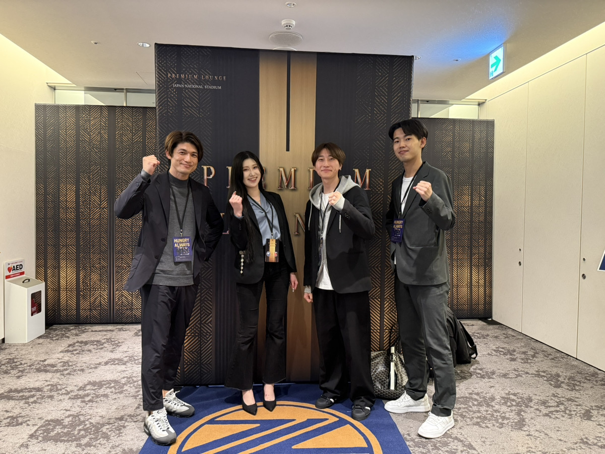 bsearch_co_jp's tweet photo. 【🦝お知らせ📢】
Indeed パートナーライブでGOLDを受賞しました！

#bサーチはこのたび、Indeed Japan株式会社主催の「#Indeedパートナーライブ」にて、2026年上期GOLD昇格パートナーを受賞いたしました🏆

売上と成長性の両面で、特に優れた成果を上げたIndeed認定パートナーに贈られる非常に名誉ある本賞。
日頃より弊社を信頼し採用活動を共にしてくださる企業様のご支援の賜物です。
社員一同、心より感謝申し上げます🙇‍♀️

さらに、パートナーライブでの受賞に先立ち、弊社はIndeed社より限定の「サッカー観戦イベント」へ特別にご招待をいただきました⚽
熱気あふれるスタジアムで素晴らしい試合を観戦させていただきました✨

こうした特別なイベントに直接ご招待いただける関係性は、bサーチとIndeed社との間に「強固なパートナーシップ（信頼関係）」がしっかりと築かれている証です！

今回の「Indeed パートナーライブ」でのGOLDパートナーへの昇格、そして公式との密接な連携は、お客様の採用活動に直接的なメリットとして還元されます。

採用について、お悩みをお持ちの採用担当者・経営者様は、どうぞお気軽にbサーチまでお問い合わせください！

👇ツリーの記事より、詳細な情報をご確認いただけます！