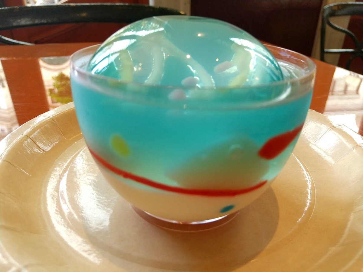usCooljaja9's tweet photo. こちらは水風船がイメージのデザート
キレイな模様の器に入ってると思ったらこれ全部チョコで内側に描かれた模様だったよ👀
🍑ゼリー&amp;レア🧀ムースのさわやかな甘味が夏らしくていいな😊
#USJファン
#ビバリーヒルズブランジェリー https://t.co/N5ELRIfsi5