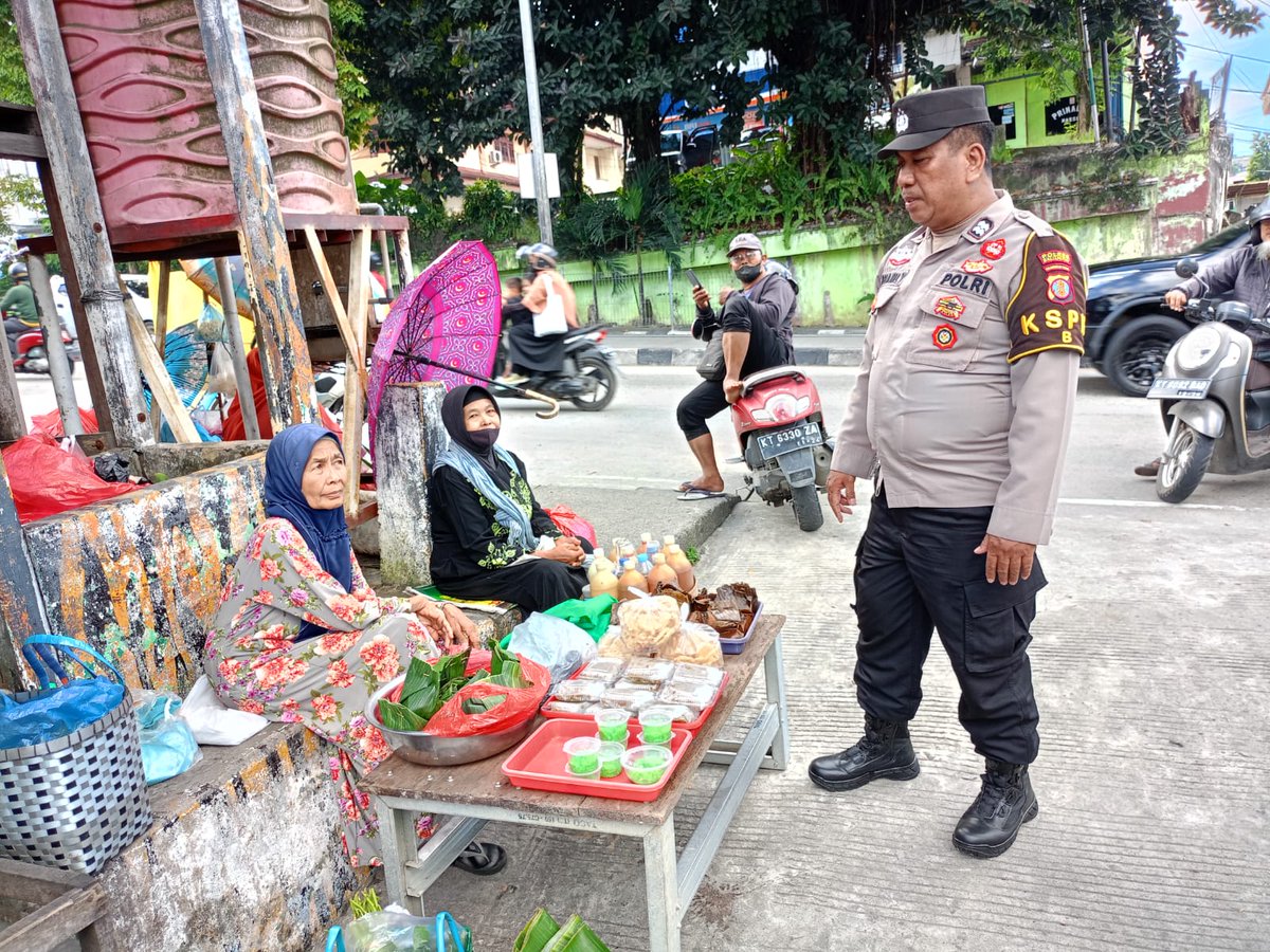 Humas439's tweet photo. 🚔 Polisi Hadir, Balikpapan Utara Tetap Aman!

Personel Polsek Balikpapan Utara melaksanakan Patroli Dialogis KRYD dengan menyasar sejumlah titik strategis untuk mengantisipasi C3, narkoba, miras, dan premanisme.

#PolriPresisi #PolrestaBalikpapan #PolsekBalikpapanUtara https://t.co/Mti9Klidqk