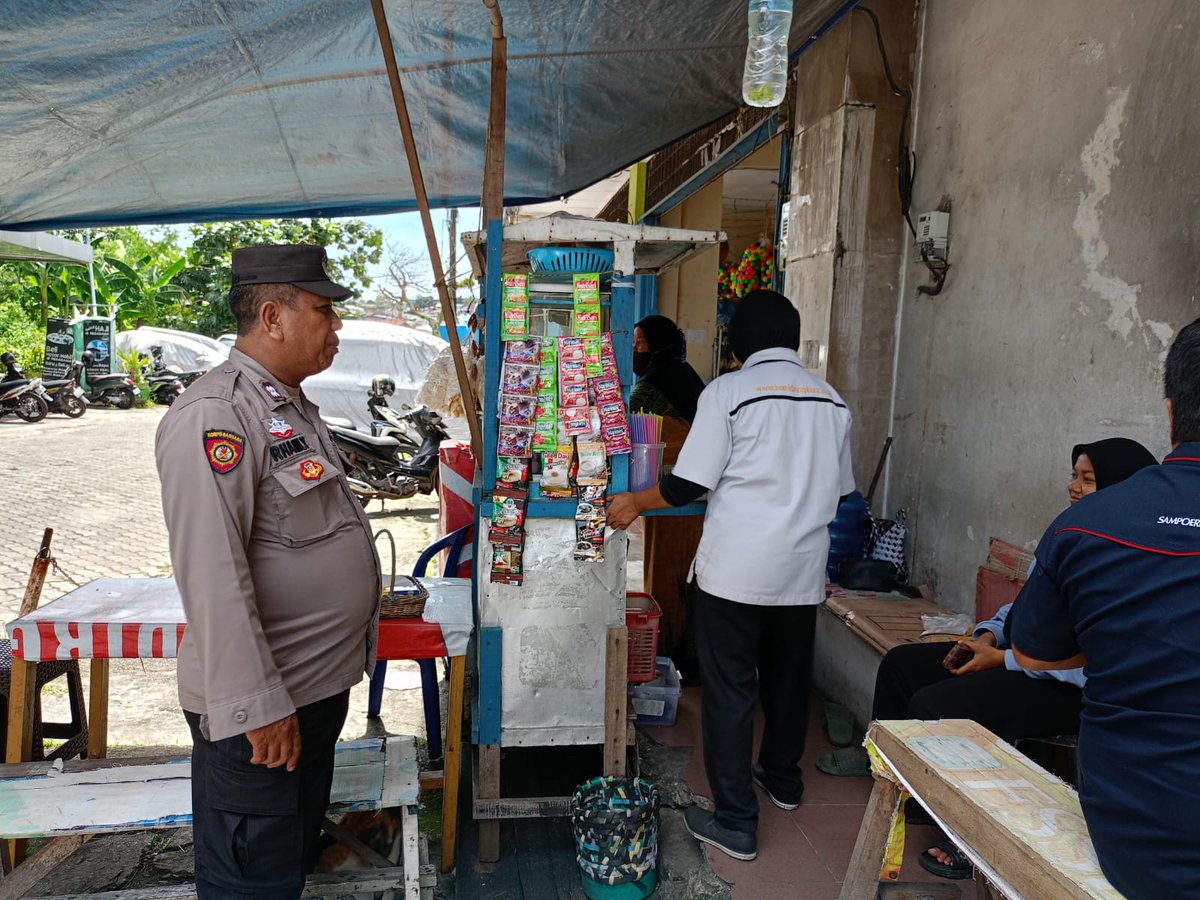 Humas439's tweet photo. 🚔 Polisi Hadir, Balikpapan Utara Tetap Aman!

Personel Polsek Balikpapan Utara melaksanakan Patroli Dialogis KRYD dengan menyasar sejumlah titik strategis untuk mengantisipasi C3, narkoba, miras, dan premanisme.

#PolriPresisi #PolrestaBalikpapan #PolsekBalikpapanUtara https://t.co/Mti9Klidqk