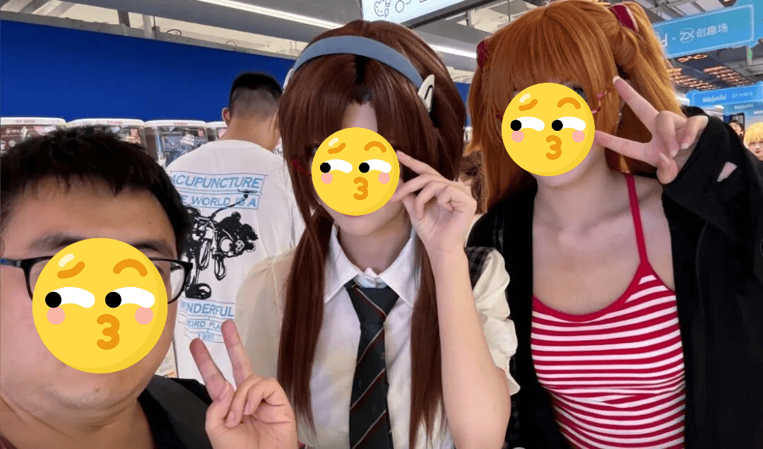 uydr3k's tweet photo. 今天在漫展挖到宝！蹲到了超还原的本命cos，还抢了限量周边，手举灯牌的那一刻感觉整个青春都亮了， https://t.co/eeJJlOm9br