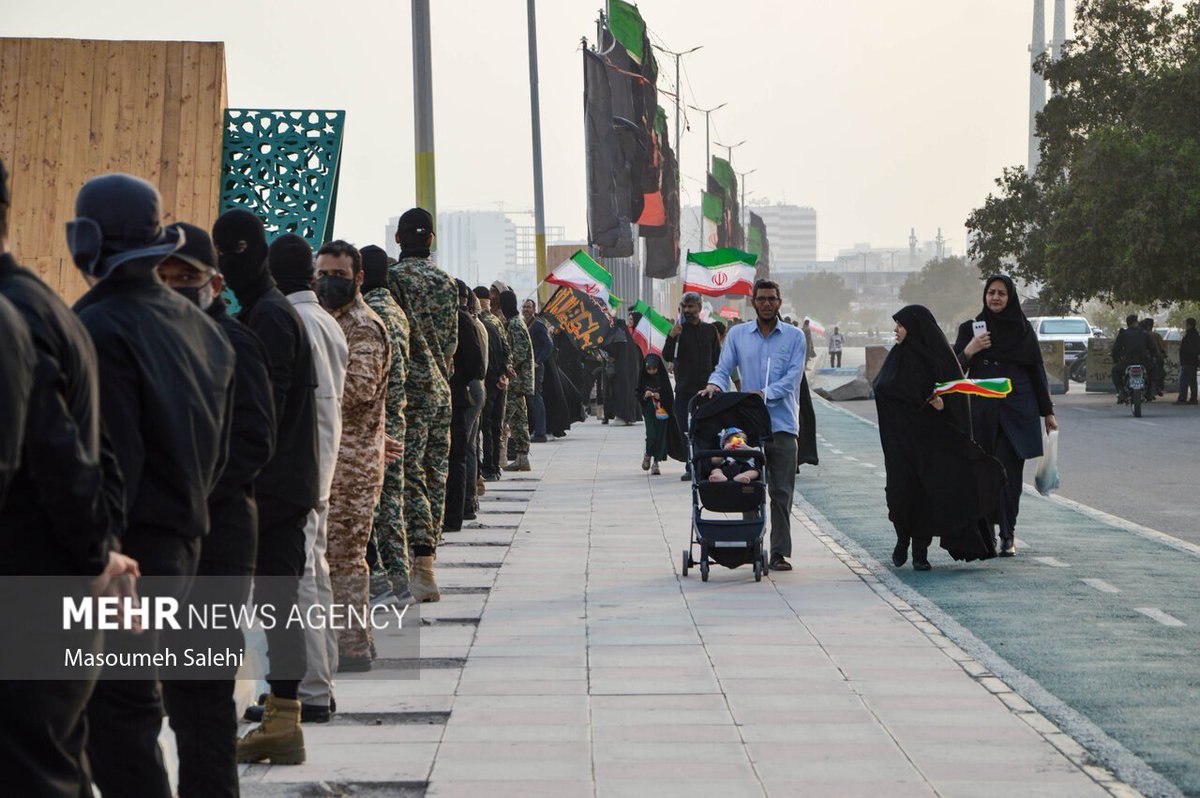 Millie_here90's tweet photo. 📸 Residents of Bandar Abbas, southern Iran, formed a 5-kilometer human chain to show their readiness to defend the country.
#Farisiniran #StandForPeace #Iran #SupportHumanRights #WorldSupport #Hope #UnityForChange https://t.co/nrIkZwWOtC