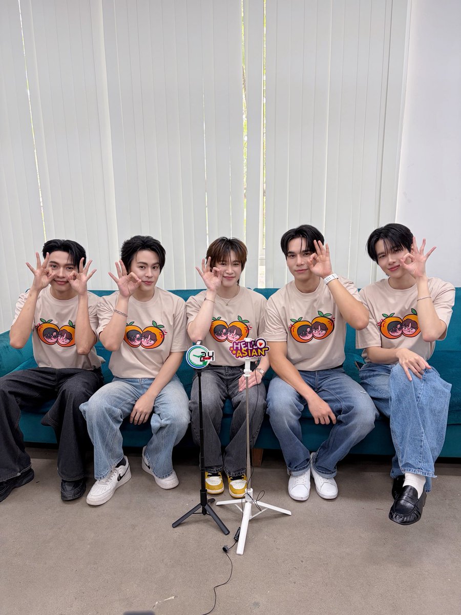 YourThirdSeries's tweet photo. ที่สามของเธอ Your Third Series Press Tour 🌳🍊

“แม้ก” “ณฐ” “โอม” “ฟิวส์” และ “เจ็ม” นักแสดงจาก “ที่สามของเธอ Your Third Series” เดินสายโปรโมทที่ Hello Asian และ 24news ✨

ติดตามรับชม Live ได้ที่
💻 : https://t.co/Hsmp8rLPTY
💻 : https://t.co/wTstkQAG5N

YOUR THIRD PRESS TOUR
#ที่สามของเธอมาเดินสาย