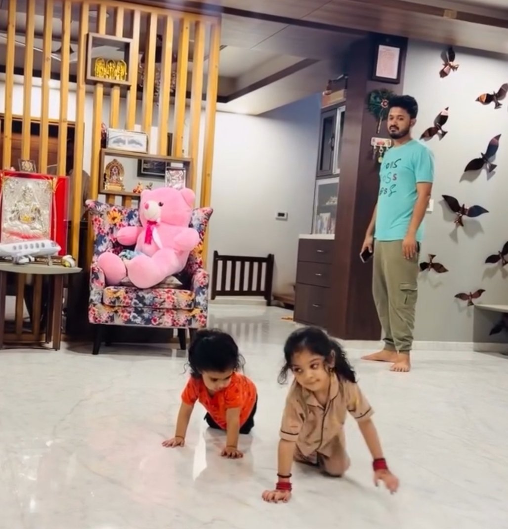 KaramD_2's tweet photo. नए शिक्षा मंत्री प्रह्लाद जोशी जी के घर में जश्न का माहौल है.

इनका यह नया वीडियो देखकर एक बात साफ हो गया है कि यह Gen-Z के साथ गलत नहीं करेंगे. 

बच्चों से इनको बेहद लगाव लग रहा है. 

मंत्री बनते ही घर में खुशियों का माहौल है कई बार से सांसद थे संसदीय कार्य मंत्री बने अब शिक्षा मंत्रालय का बड़ा विभाग मिला है.

धर्मेंद्र प्रधान को यह वीडियो देखने के बाद कितना दुख हो रहा होगा.