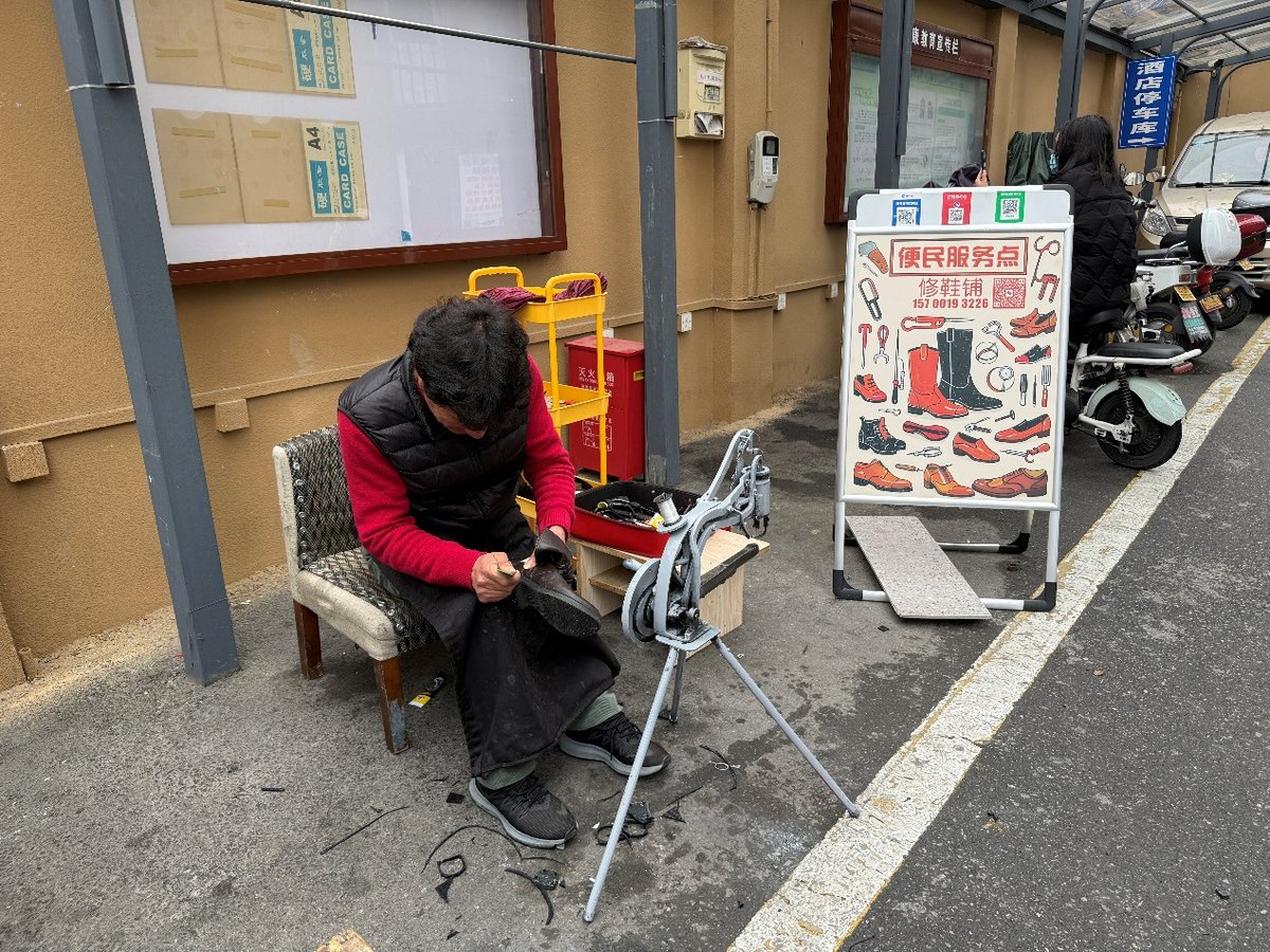 yeon__mx's tweet photo. 本周六（10:00-16:00）小区广场便民市集来啦！修鞋缝补、免费测血压、旧书置换都有，邻里凑一起唠唠嗑换好物，凑个热闹～ https://t.co/rgJ2cvmCQ9