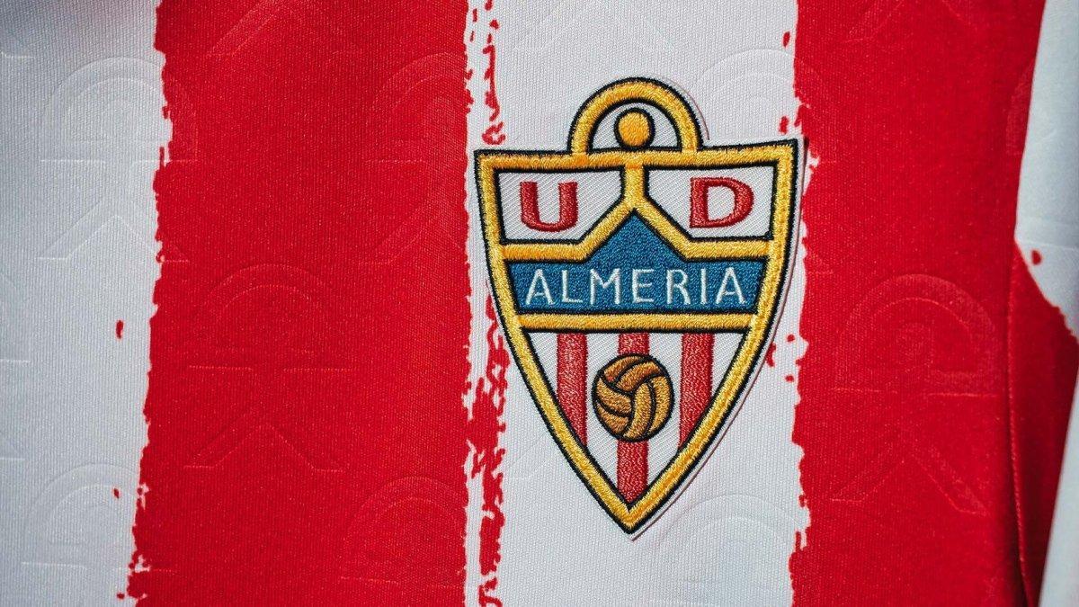 lavozdealmeria's tweet photo. El Indalo más rojiblanco toma la piel del Almería https://t.co/3ChzOJAfXS https://t.co/TEIemHegpb