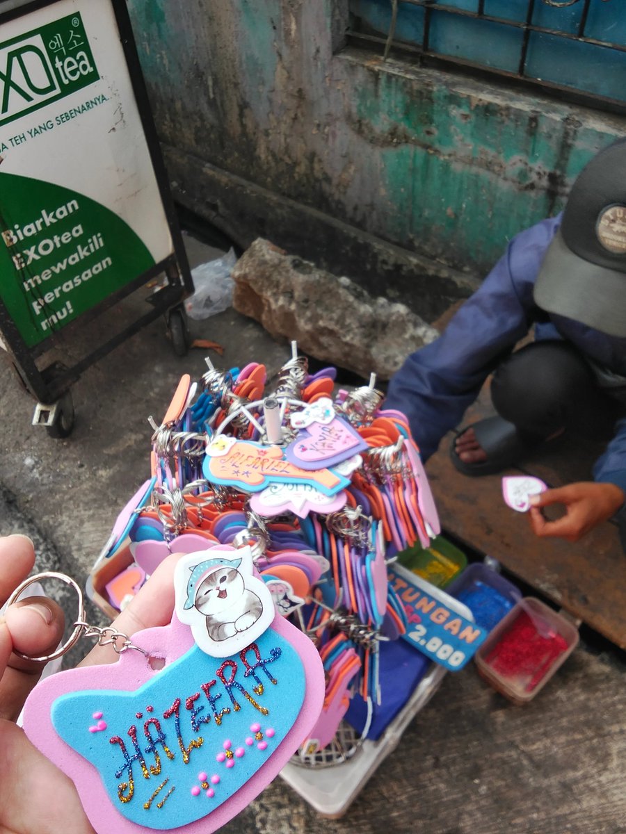 Smash1014314's tweet photo. Kadang ada momen kita beli sesuatu bukan karena lagi butuh.

Tadi pas lagi jalan pagi sambil dorong stroller, aku lihat ada bapak pedagang yang lagi duduk bengong sendirian. Langsung nyes banget rasanya, akhirnya aku putusin buat beli dagangannya. 😭

Maaf ya pak, belum bisa beli banyak. Semoga Allah selalu kasih kesehatan dan melancarkan rezeki bapak. 🤲