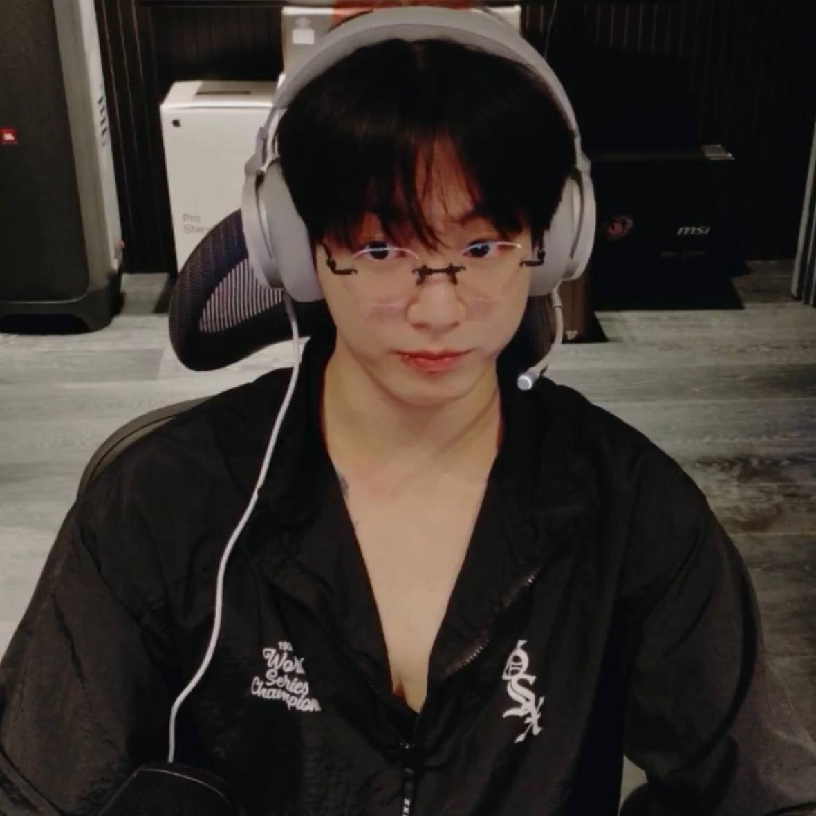 TeyaJk97's tweet photo. We totally agree, Jungkook—you aren't cute at all; you're cool 🤭 https://t.co/6ZvYRpWMrC