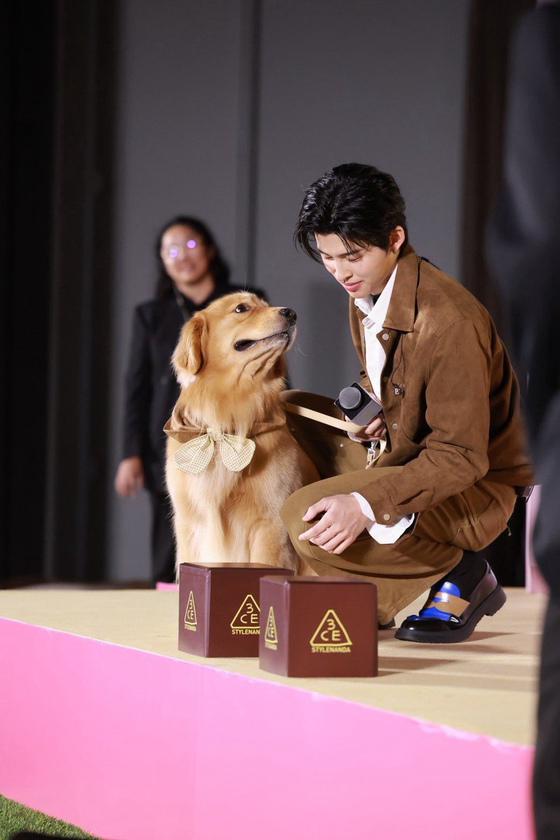 peung259's tweet photo. น้องเกอร์นั่งมองพี่ปอนด์ น่ารักจัง

#ppnaravit #parkerlert https://t.co/HUfaB3jzUy