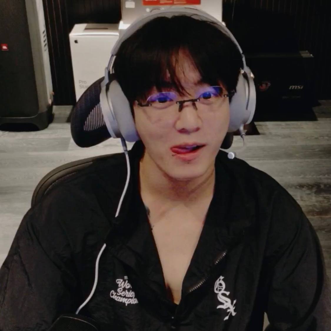TeyaJk97's tweet photo. We totally agree, Jungkook—you aren't cute at all; you're cool 🤭 https://t.co/6ZvYRpWMrC