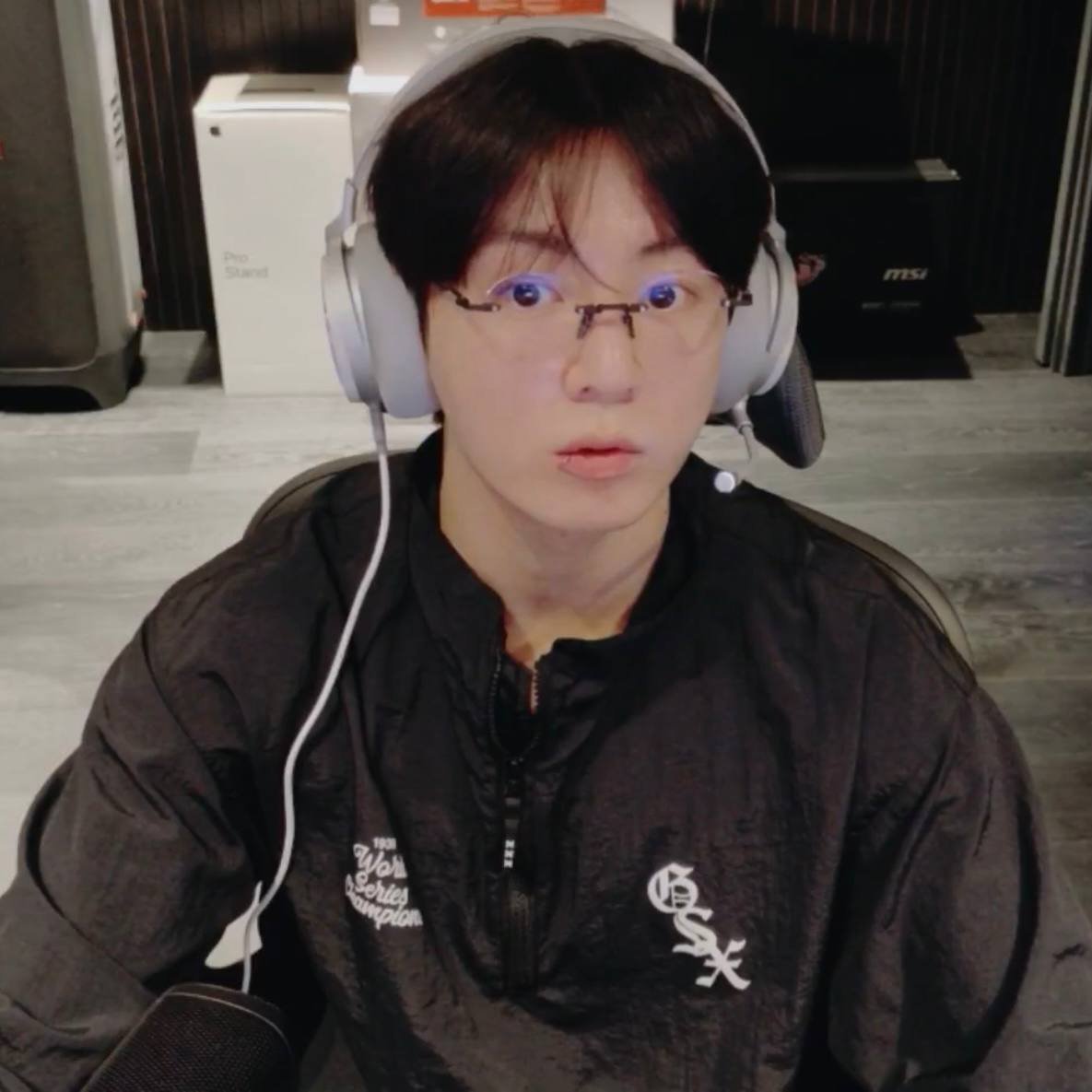 TeyaJk97's tweet photo. We totally agree, Jungkook—you aren't cute at all; you're cool 🤭 https://t.co/6ZvYRpWMrC