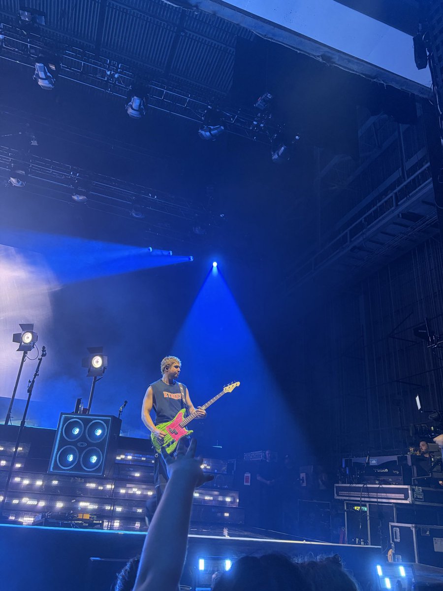 OUTERSPACECAL__'s tweet photo. #EASCincinnati ⭐️⭐️⭐️ 10th 5sos show https://t.co/x3NT8qJbnZ