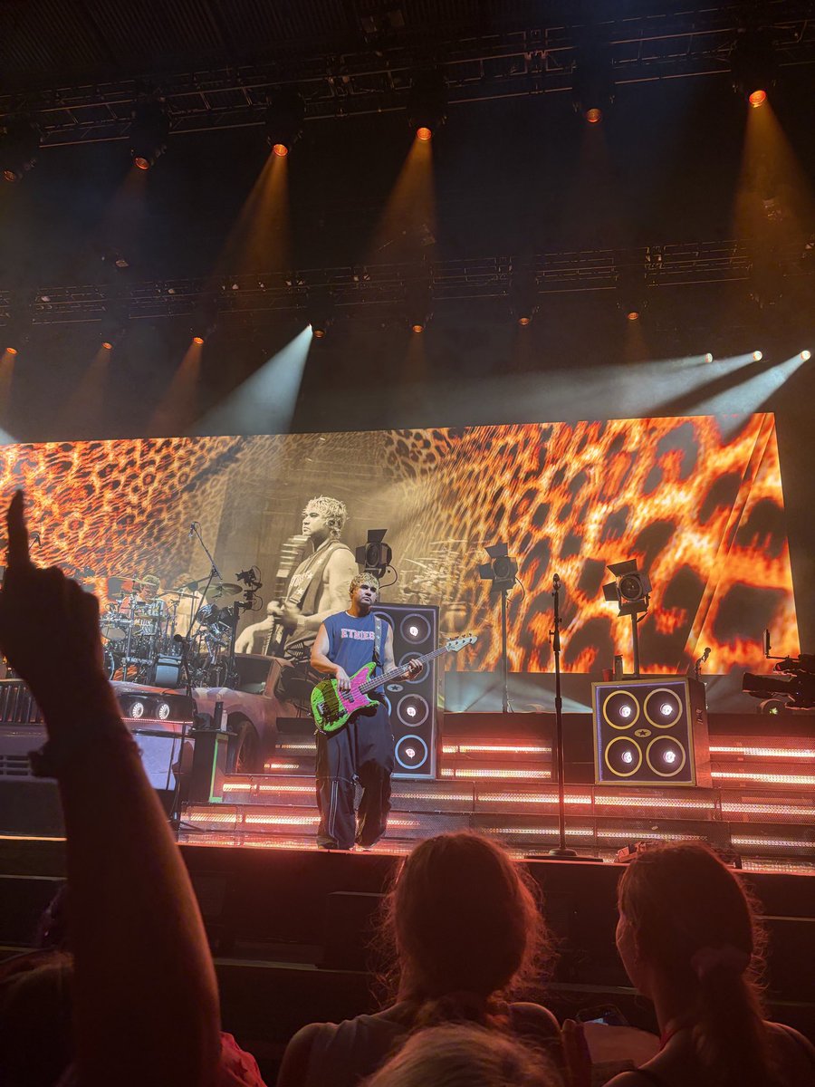 OUTERSPACECAL__'s tweet photo. #EASCincinnati ⭐️⭐️⭐️ 10th 5sos show https://t.co/x3NT8qJbnZ