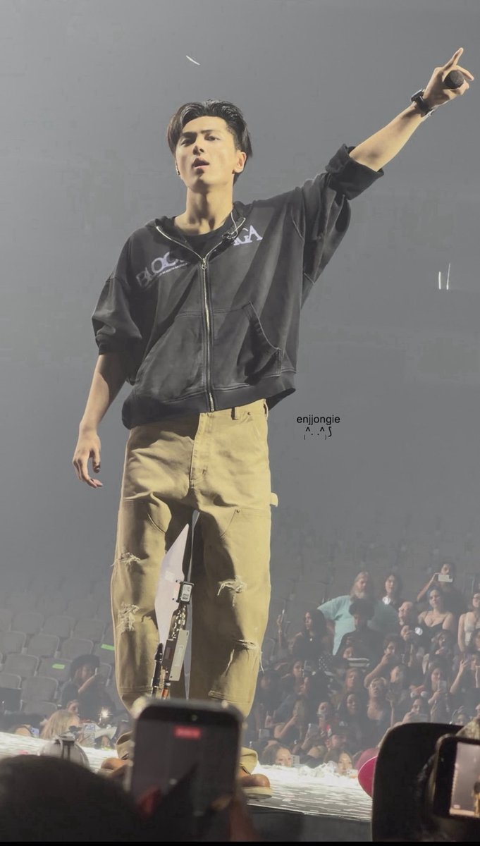 enjjongie's tweet photo. SHES DRAGGING IT 😭😭😭😭😭😭 but i miss you so bad jjong pls come back to dallas https://t.co/iUfN2Lr4VR