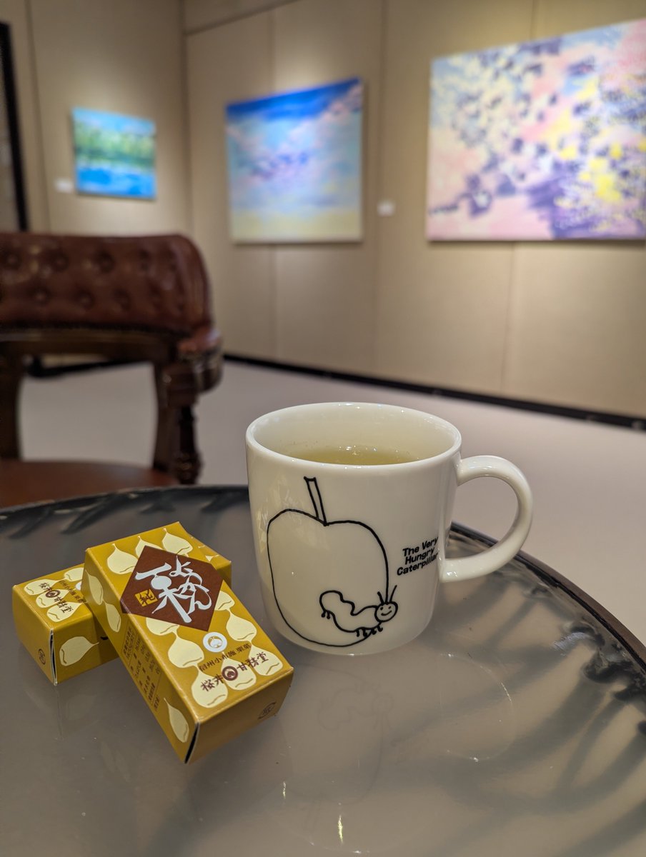 ginzayanagi's tweet photo. 本日の画廊スタッフのおやつ
上司から地元のお菓子を頂きました！すごく栗🌰
 #画廊  #おやつ  #小布施栗 https://t.co/QNCiSaq5qT