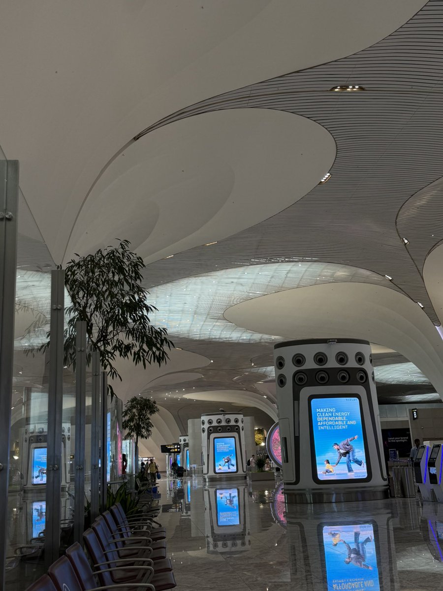 whereiscarag's tweet photo. Futuristic airport 🛸 https://t.co/S5nTNwcsSX