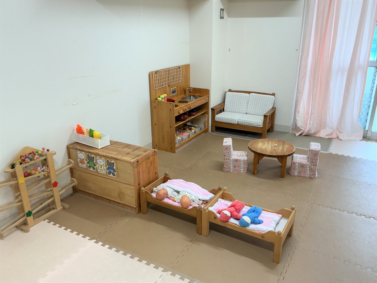 kyotohoiku's tweet photo. ＼南保育所であそぼう😀／
　南保育所では、地域で子育てする親子（０～６歳の就学前）、これから子育てを始める方に保育所を開放しています🌟暑い日が続く毎日、涼しいこあらの部屋でゆっくり遊びませんか？🐣
月曜日～土曜日　９：３０～１６：３０　
ご利用いただけます。※祝日はお休みです https://t.co/aYVAoxcplh